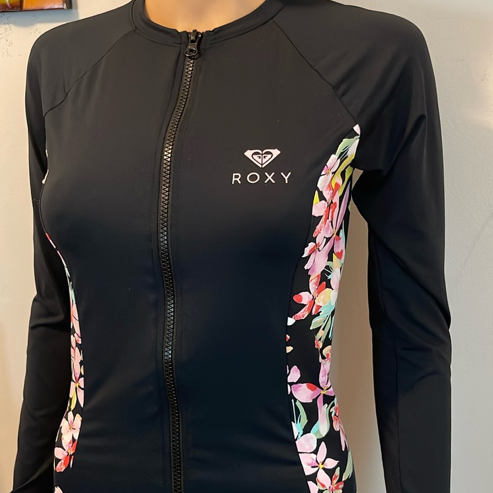 ROXY NWOT RASH GUARD🏄♀️ - Picture 3 of 8